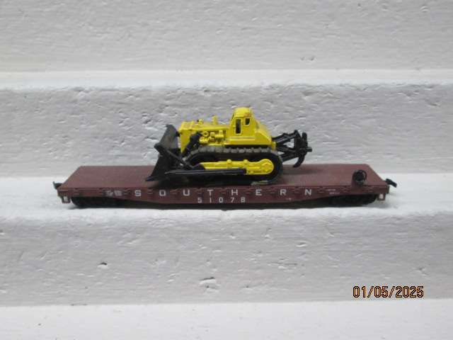 HO SCALE - 50 FOOT SOUTHERN FLAT CAR WAGON WITH LARGE BULLDOZER LOAD