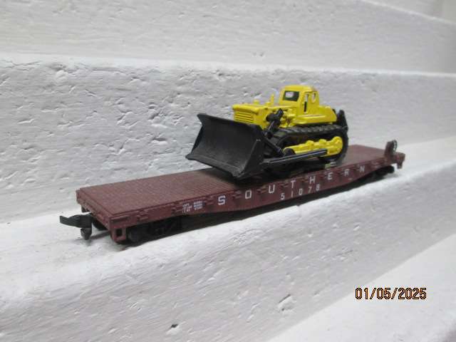 HO SCALE - 50 FOOT SOUTHERN FLAT CAR WAGON WITH LARGE BULLDOZER LOAD