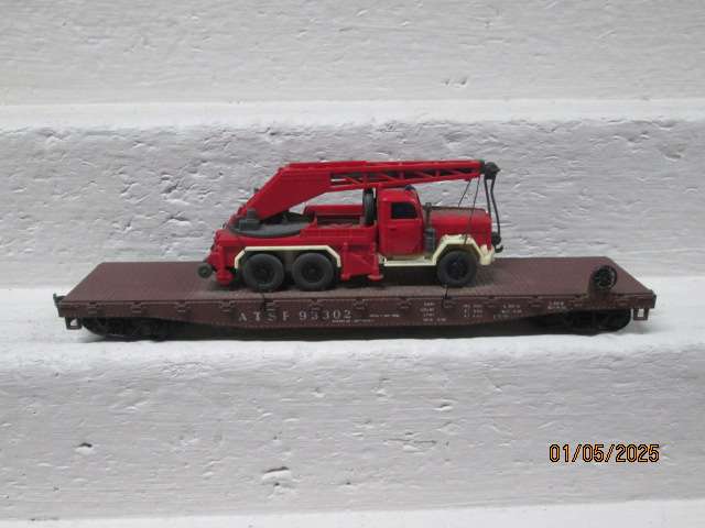 HO SCALE - 50 FOOT SANTE FE FLAT CAR WAGON WITH OLD TIMER CRANE TRUCK LOAD