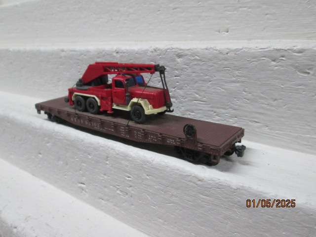 HO SCALE - 50 FOOT SANTE FE FLAT CAR WAGON WITH OLD TIMER CRANE TRUCK LOAD