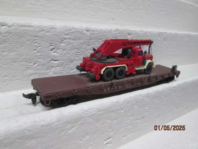 HO SCALE - 50 FOOT SANTE FE FLAT CAR WAGON WITH OLD TIMER CRANE TRUCK LOAD