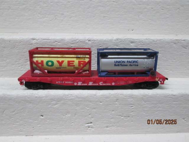 HO SCALE - 50 FOOT SANTE FE FLAT CAR WAGON WITH CONTAINER LOAD