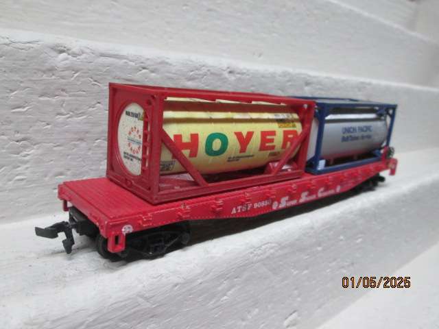 HO SCALE - 50 FOOT SANTE FE FLAT CAR WAGON WITH CONTAINER LOAD