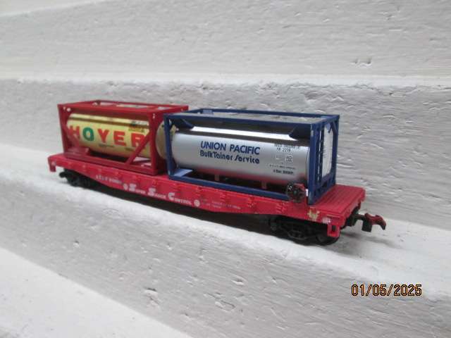 HO SCALE - 50 FOOT SANTE FE FLAT CAR WAGON WITH CONTAINER LOAD