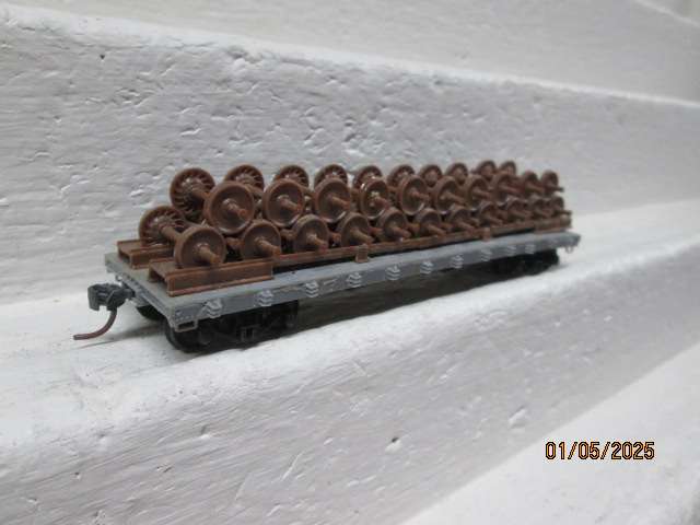 HO SCALE - 40 FOOT FLAT CAR WAGON WITH TRAIN AXLE LOAD