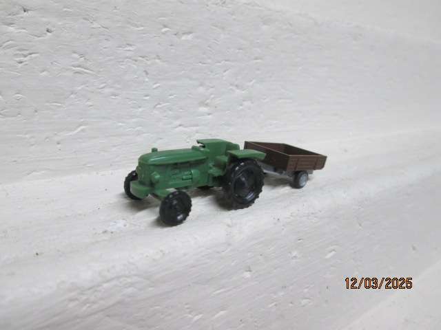 HO SCALE - FARM TRACTOR AND TRAILER