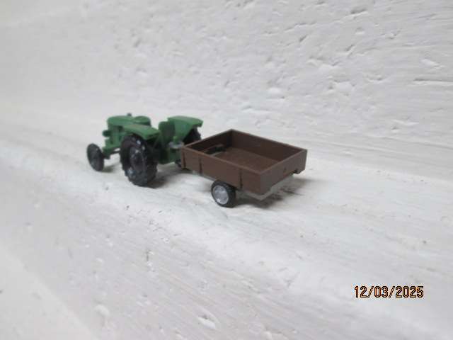 HO SCALE - FARM TRACTOR AND TRAILER