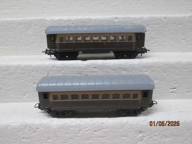 HO SCALE - LIMA - SHORT BROWN COACHES - X2