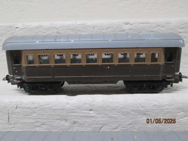 HO SCALE - LIMA - SHORT BROWN COACHES - X2