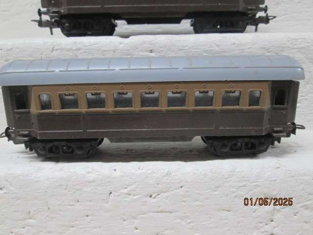 HO SCALE - LIMA - SHORT BROWN COACHES - X2
