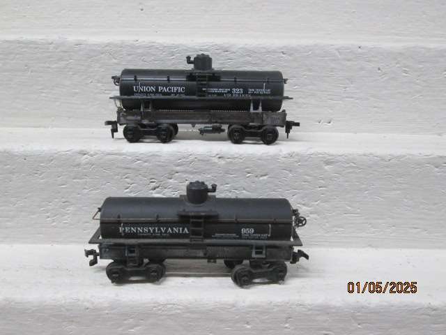 HO SCALE - ROUNDHOUSE - X2 OLD TIMER 28 FOOT TANK CAR WAGONS - BOXED