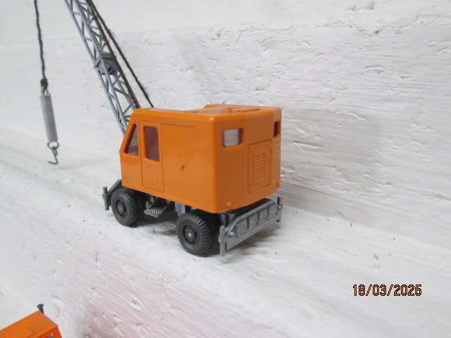HO SCALE - WIKING - CONSTRUCTION CRANE + UNIMOG