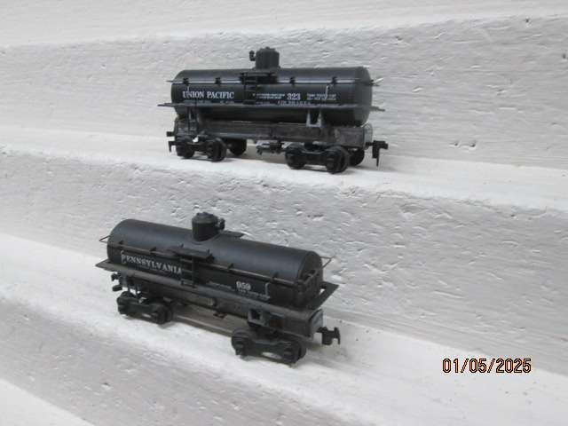 HO SCALE - ROUNDHOUSE - X2 OLD TIMER 28 FOOT TANK CAR WAGONS - BOXED
