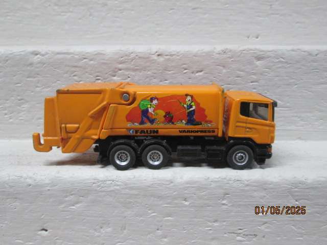 HO SCALE - SIKU - ORANGE SCANNIA RUBBISH TRUCK