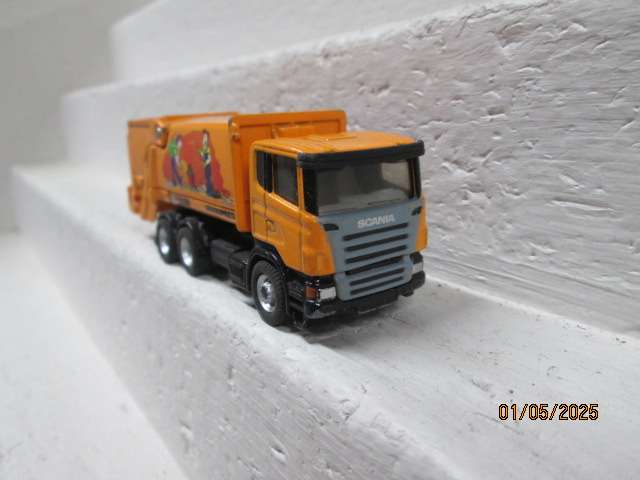 HO SCALE - SIKU - ORANGE SCANNIA RUBBISH TRUCK