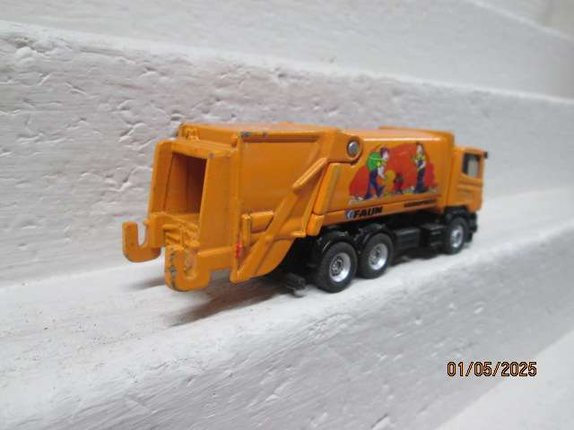 HO SCALE - SIKU - ORANGE SCANNIA RUBBISH TRUCK