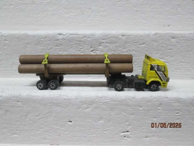 HO SCALE -LOG CARRIER TRUCK AND TRAILER