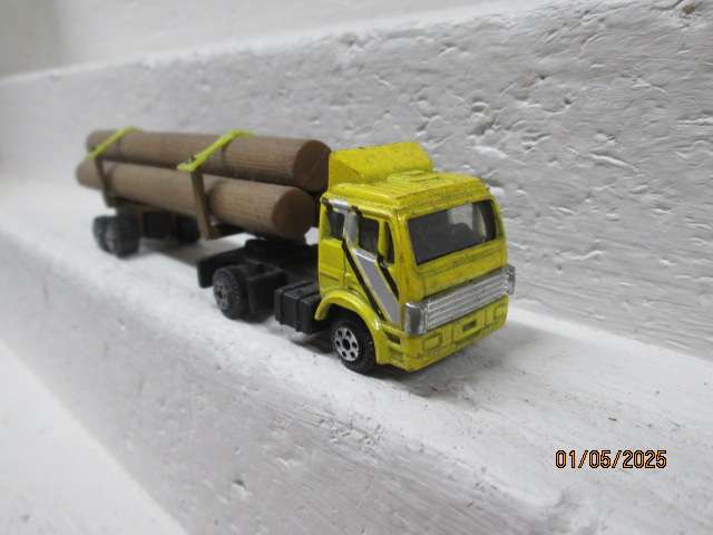 HO SCALE -LOG CARRIER TRUCK AND TRAILER