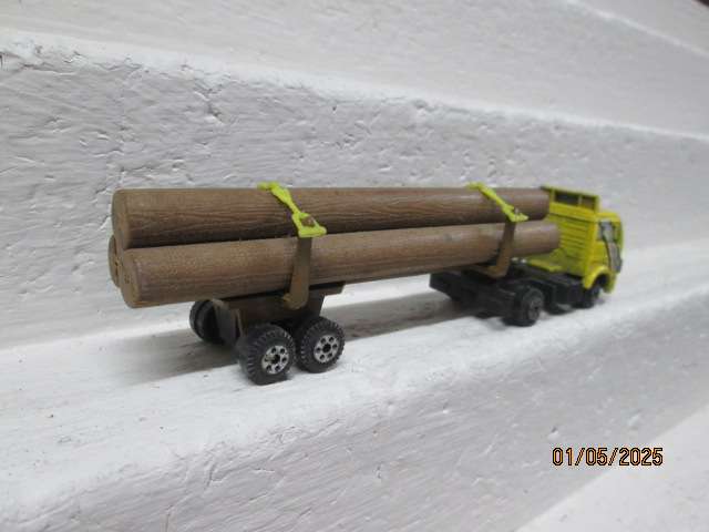 HO SCALE -LOG CARRIER TRUCK AND TRAILER