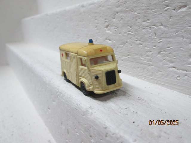 HO SCALE -PRALINE - CITROEN OLD TIMER AMBULANCE VECHILE