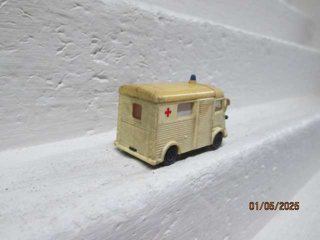 HO SCALE -PRALINE - CITROEN OLD TIMER AMBULANCE VECHILE
