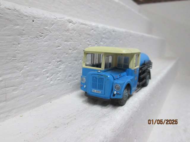 OO SCALE - OLD TIMER BLUE ROAD TANKER TRUCK