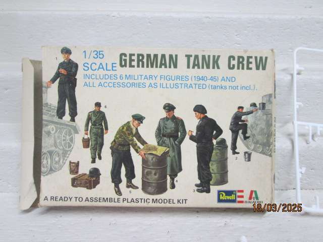 1:35 SCALE - REVELL GERMAN TANK CREW FIGURINES - BOXED