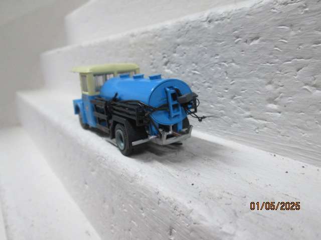 OO SCALE - OLD TIMER BLUE ROAD TANKER TRUCK