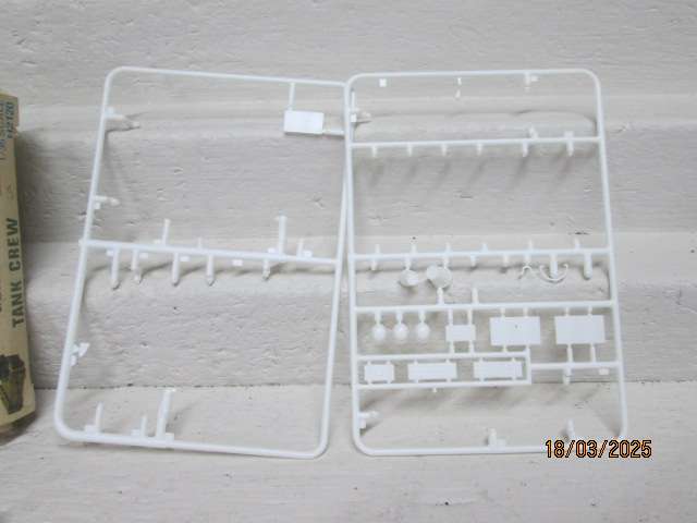 1:35 SCALE - REVELL GERMAN TANK CREW FIGURINES - BOXED