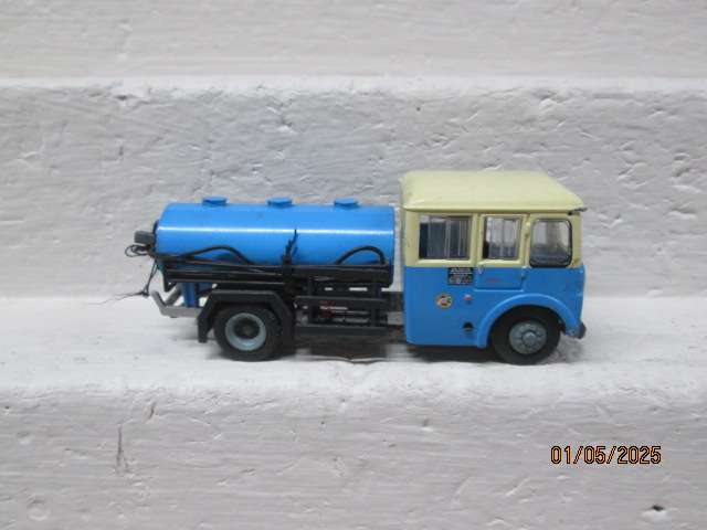 OO SCALE - OLD TIMER BLUE ROAD TANKER TRUCK