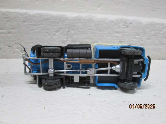 OO SCALE - OLD TIMER BLUE ROAD TANKER TRUCK