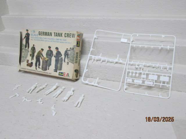 1:35 SCALE - REVELL GERMAN TANK CREW FIGURINES - BOXED