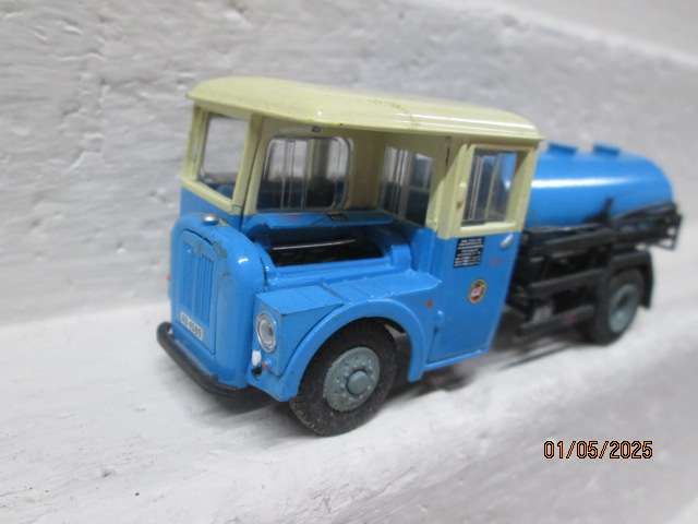 OO SCALE - OLD TIMER BLUE ROAD TANKER TRUCK