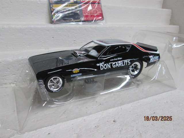 DIE CAST - 1:18 SCALE - AUTOWORLD LEGENDS OF THE QUARTER MILE - 1971 - DODGE CHARGER - FUNNY CAR