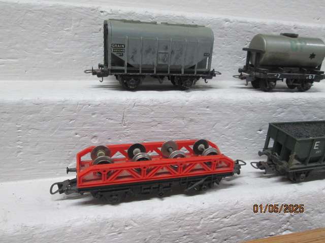 OO SCALE -  VARIOUS GOODS WAGONS - X5