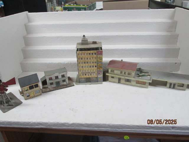 HO SCALE - VARIOUS BUILDINGS - X5