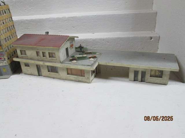 HO SCALE - VARIOUS BUILDINGS - X5