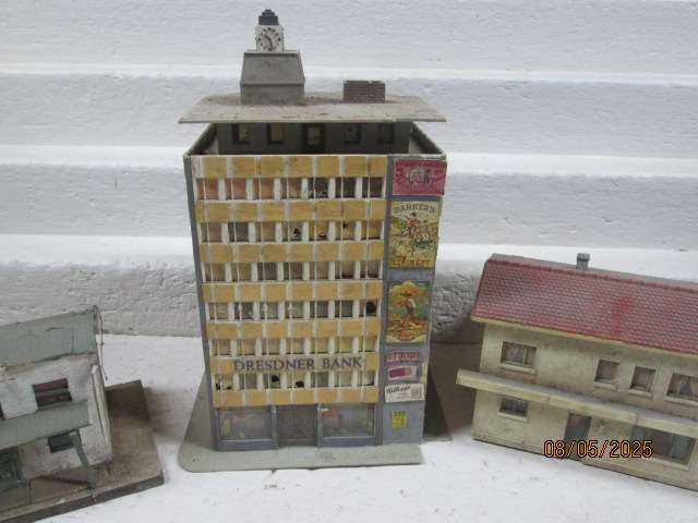 HO SCALE - VARIOUS BUILDINGS - X5