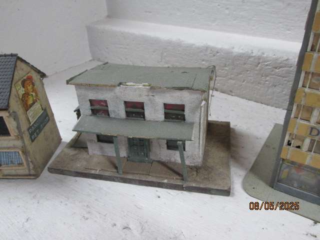 HO SCALE - VARIOUS BUILDINGS - X5
