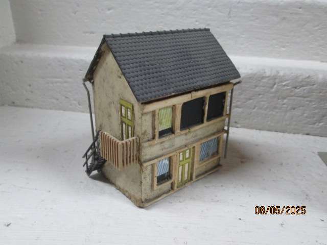 HO SCALE - VARIOUS BUILDINGS - X5
