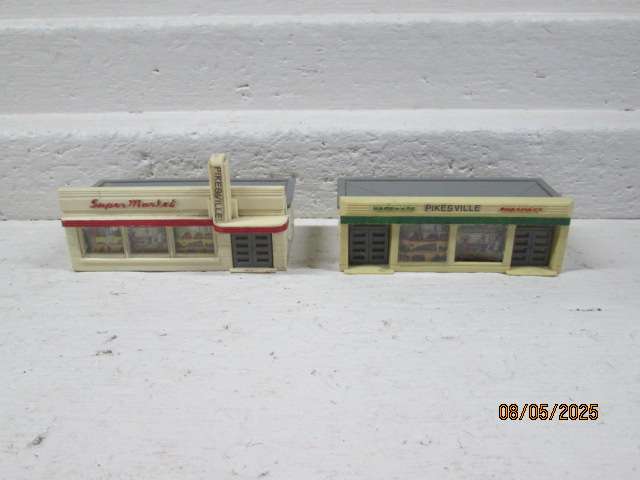 HO SCALE - BUILDINGS X2 - SUPERMARKET + HARDWARE STORE
