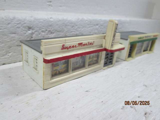 HO SCALE - BUILDINGS X2 - SUPERMARKET + HARDWARE STORE