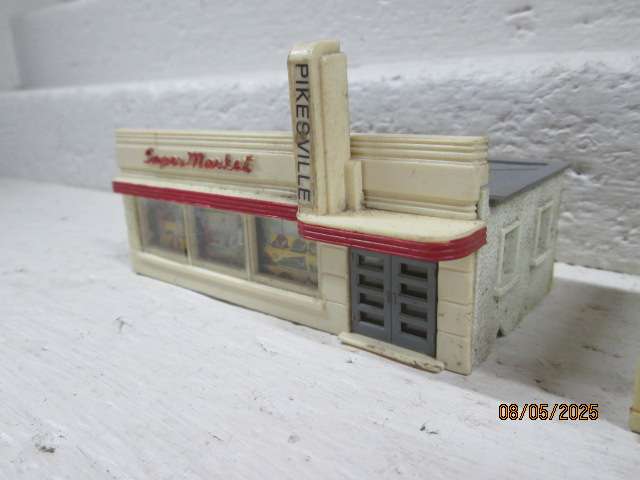 HO SCALE - BUILDINGS X2 - SUPERMARKET + HARDWARE STORE