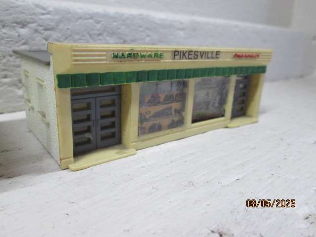 HO SCALE - BUILDINGS X2 - SUPERMARKET + HARDWARE STORE