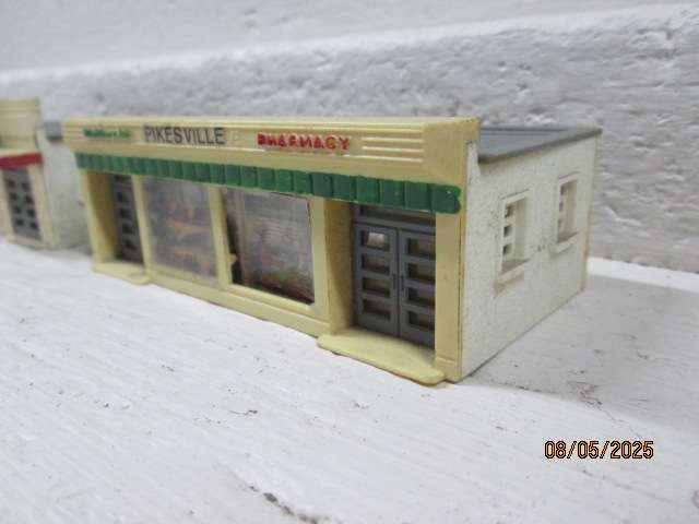 HO SCALE - BUILDINGS X2 - SUPERMARKET + HARDWARE STORE