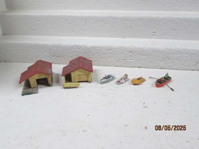 HO SCALE - X2 BOAT HOUSES + X4 VARIOUS BOATS