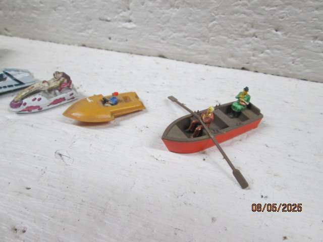 HO SCALE - X2 BOAT HOUSES + X4 VARIOUS BOATS
