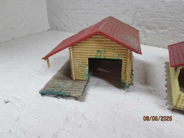 HO SCALE - X2 BOAT HOUSES + X4 VARIOUS BOATS