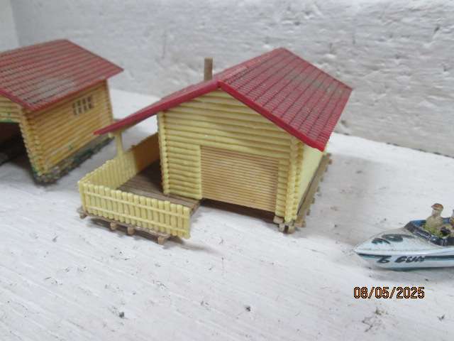 HO SCALE - X2 BOAT HOUSES + X4 VARIOUS BOATS