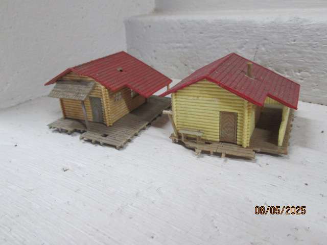 HO SCALE - X2 BOAT HOUSES + X4 VARIOUS BOATS